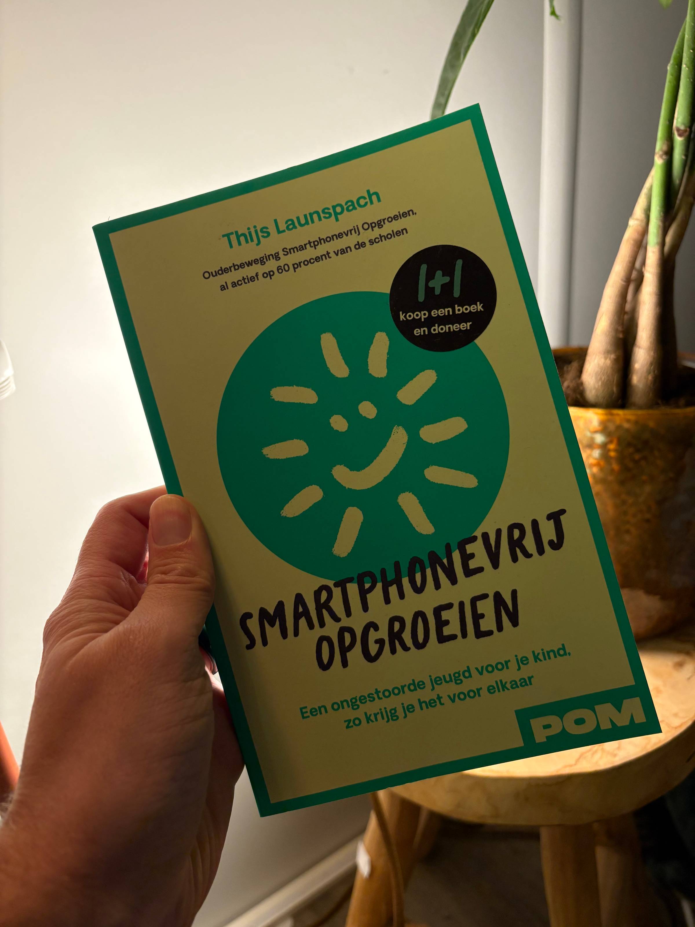 foto van tomson darko's hand en het boek 'smartphone vrij opgroeien'