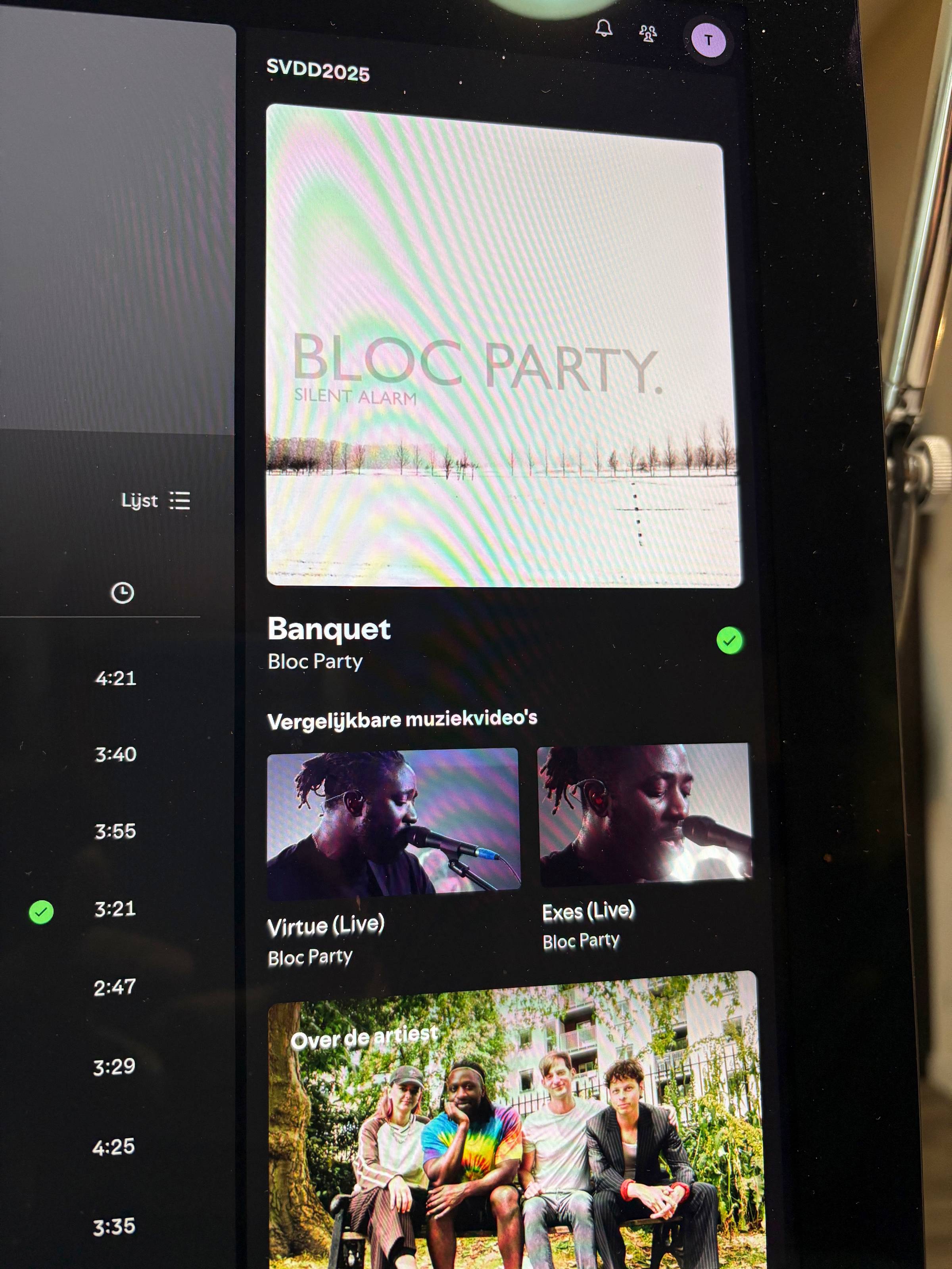 een plaatje van spotify met bloc party met het liedje banquet