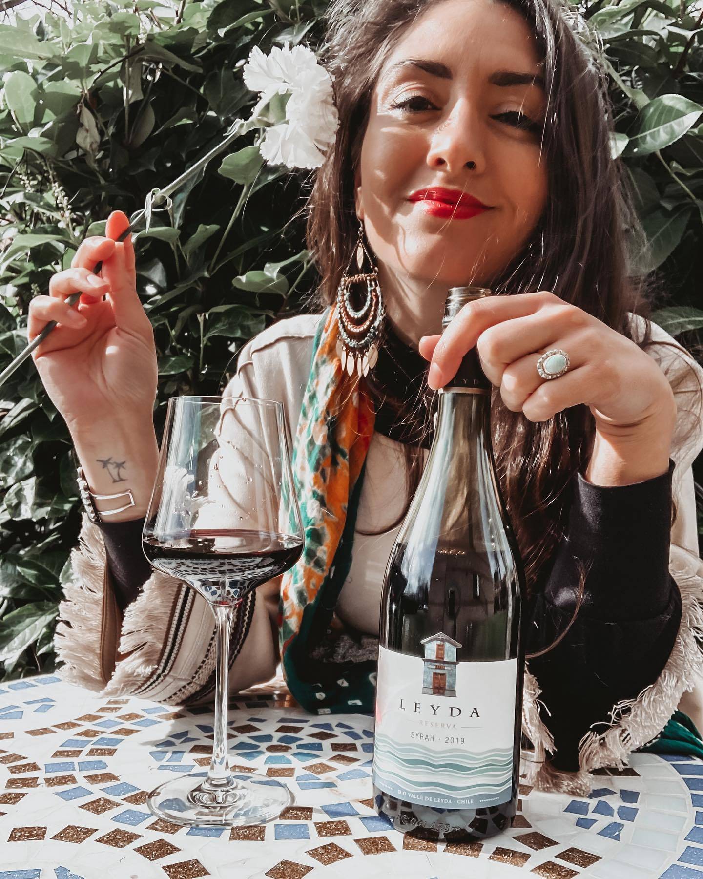 When I think of Chile, I think of colour, life and energy. All of these things shine through in the wines from there, making them absolutely ideal for springtime.⁣
⁣
This 2019 Reserva Syrah from Viña Leyda has both drinkability and oomph! It’s from Chile’s Leyda Valley, a place renowned for its cool climate winemaking. You’ve got those coastal breezes which keep the grapes aromatic and fresh, but also all of those hours of bright sunshine during the day, which ripens the plummy, dark berry fruits, making them taste full and juicy when you take a sip. Syrah is my favourite grape variety and this wine’s expression is smooth, fresh, a little on the savoury side (cool climate) with the lightest touch of pepper. Extremely approachable.⁣
⁣
Viña Leyda (@leydawines) is the leading winery in the region – it’s the most awarded coastal winery of Chile and their Chief Winemaker, Viviana Navarrete, was chosen as Tim Atkin MW’s 2020 Winemaker of the Year. You can taste the expertise in the glass: a restrained use oak provides structure and smokiness, making this wine a great match for spring lamb (I love the idea of shredded lamb tacos!) or chargrilled veg or even some barbecued fish with a tingle of spice.⁣
⁣
You can get your mitts on the Viña Leyda Reserva Syrah 2019 at the Co-op (@coopuk) and it’s on offer at the moment for £8 (it’s usually £10) until 6th April. Pretty perfect for an Easter treat (there are only so many chocolate eggs you can eat – and actually, I’d like to give this a go with some dark choc…!). Let me know if this one has pricked your tastebuds!⁣
⁣
@vsptwinegroup @majorlypr