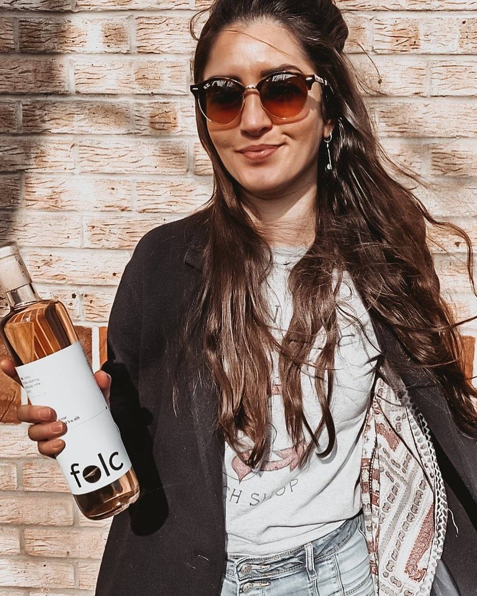 Tomorrow we’ve got a #WednesdayWineWomen #BEWE special! 🙌⁣
⁣
You know how this country seems to be obsessed with pale rosé? Well look at this beauty from our very own island. This is English rosé from @drink.folc and tomorrow night I’ll be tasting it with its co-creator Elisha Rai and two panel guests, Saira @pursuit_of_grapeness and Libby @a_little_sip_of_me_time from Bacchus & Brodie. ⁣
⁣
Between 7pm and 8pm (yes, it’s going to be a whole hour!) we’re going to be talking about how this wine is made (folc doesn’t own vineyards or a winery, but has managed to craft a high-quality, locally-produced, sustainably-packaged gorgeous wine), as well as discussing the image of the English wine industry and what UK consumers want out of a wine brand. We’ll also of course be drinking the wine and chatting tasting notes and food pairings with Saira and Libby.⁣
⁣
Don’t forget that #BigEnglishWineEaster is raising money for @drinks_trust and @hospitalityaction this year - head to @greatbritishwine to find out more about donating £10 and entering the raffle!⁣