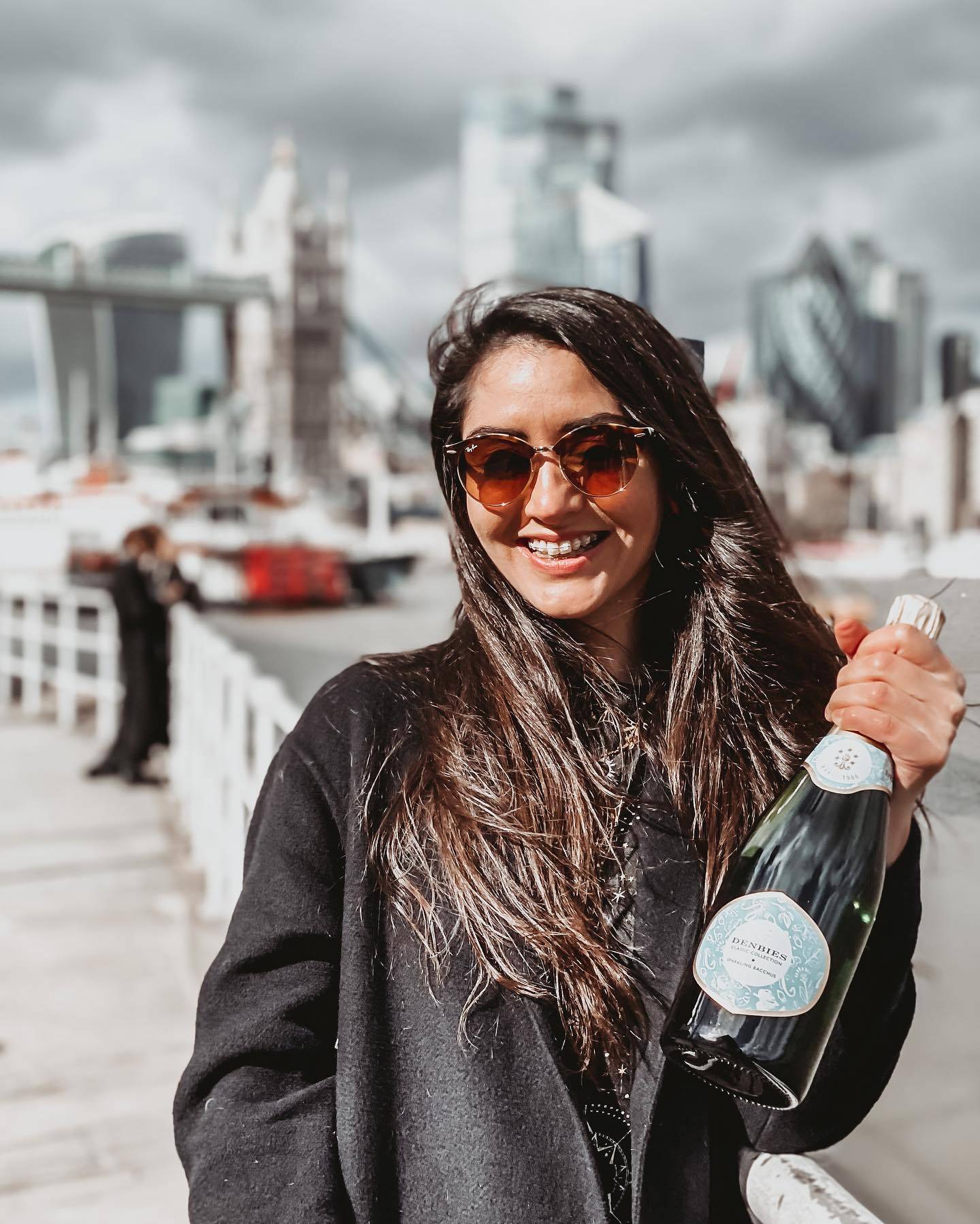 Have you chosen your wine for your #BigEnglishWineEaster post tomorrow? If you’re still wondering what to go for, a great shout would be the Sparkling Bacchus from @denbies_wine_estate in Surrey.⁣
⁣
Bacchus has become England’s poster grape because it grows so beautifully here! It’s super aromatic (a bit like a NZ Sav Blanc, but more floral and grassy) with precise acidity and bursting with ripe orchard fruits, sometimes even some tropical ones like passionfruit. ⁣
⁣
This Denbies Sparkling Bacchus is all about the crisp green apples and the floral elderflower notes. It’s so so so refreshing and zingy - perfect for a sunny but windy afternoon by the Thames.⁣
⁣
This is celebratory, grown-up Bacchus and it shows you why we like to shout about this wonder grape. Why not give Denbies Sparkling Bacchus a go for #BEWE 🙌⁣
⁣
(Press sample)⁣