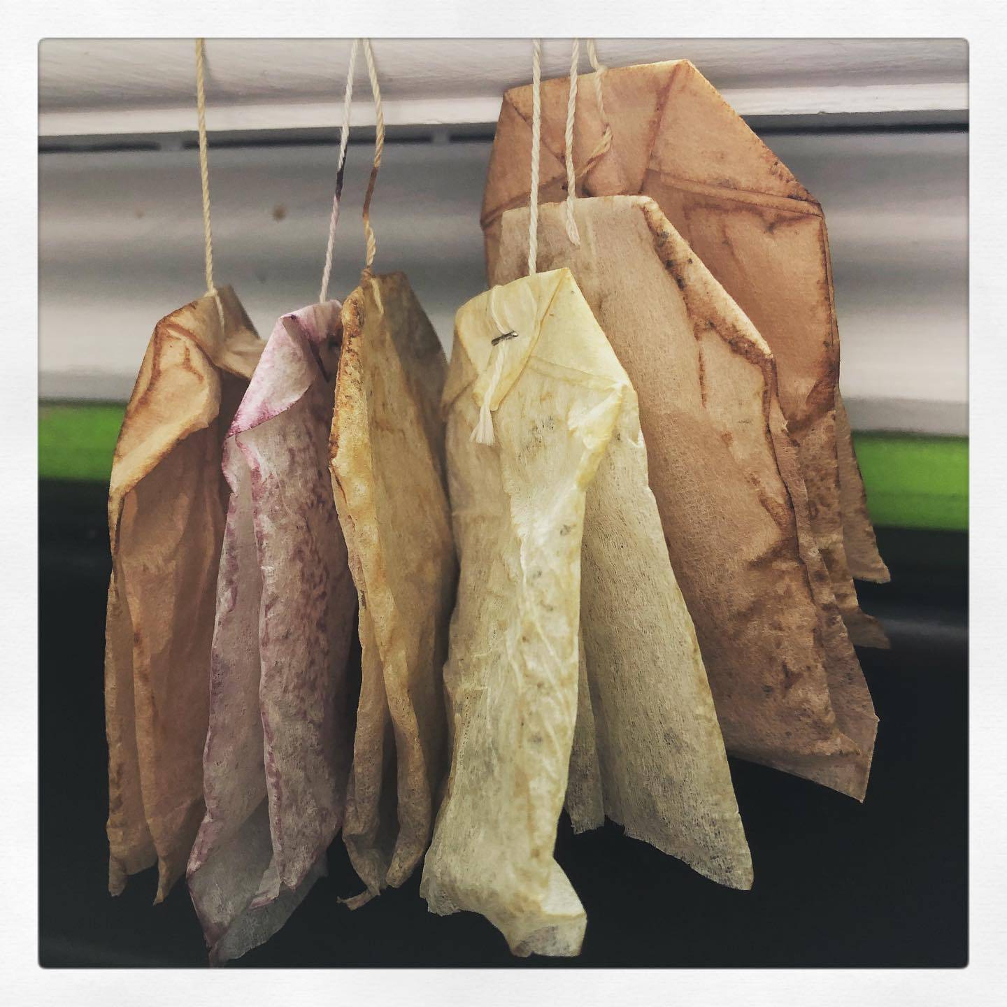Day 20 of #the100dayproject is a typical kitchen #vignette, simply because it’s more of my tomfoolery. I’m probably not very easy to live with. I inadvertently started a used teabag collection through sheer laziness, but then decided to empty them when they dried out completely. I know they will become part of a project. I just know it. 
.
.
.
.
.
#100Daysofvignettes #100daysofcovignettes #100dayproject #100daychallenge #the100dayproject2021 #scenesfrommyhouse #mylittleworld #throughmyeyes #taketimetosee #sabinemodder #teabagartist