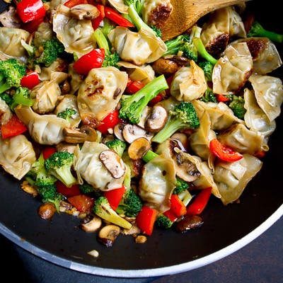 Wontons and vegetables in a large skillet.