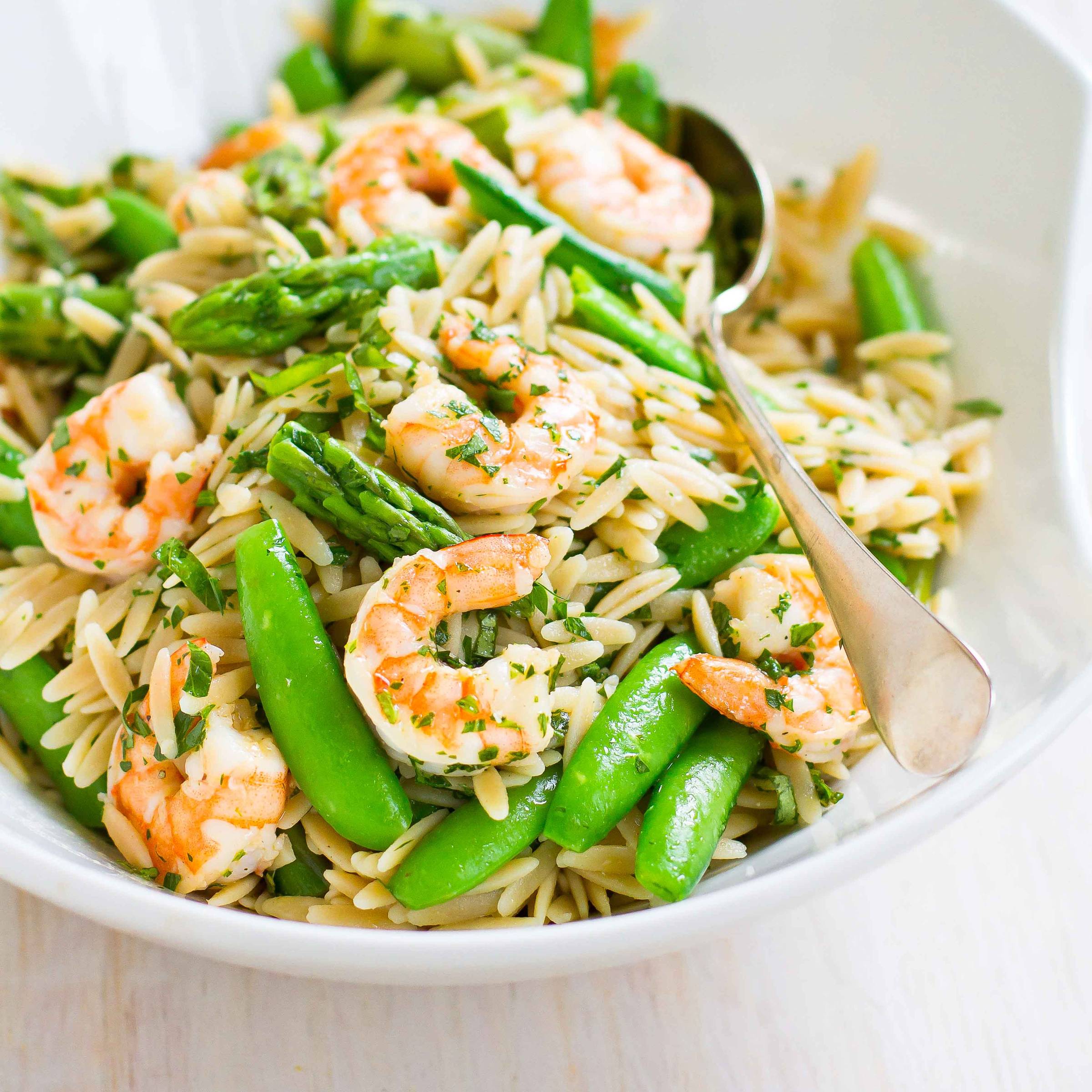 Orzo salad with shrimp and vegetables.