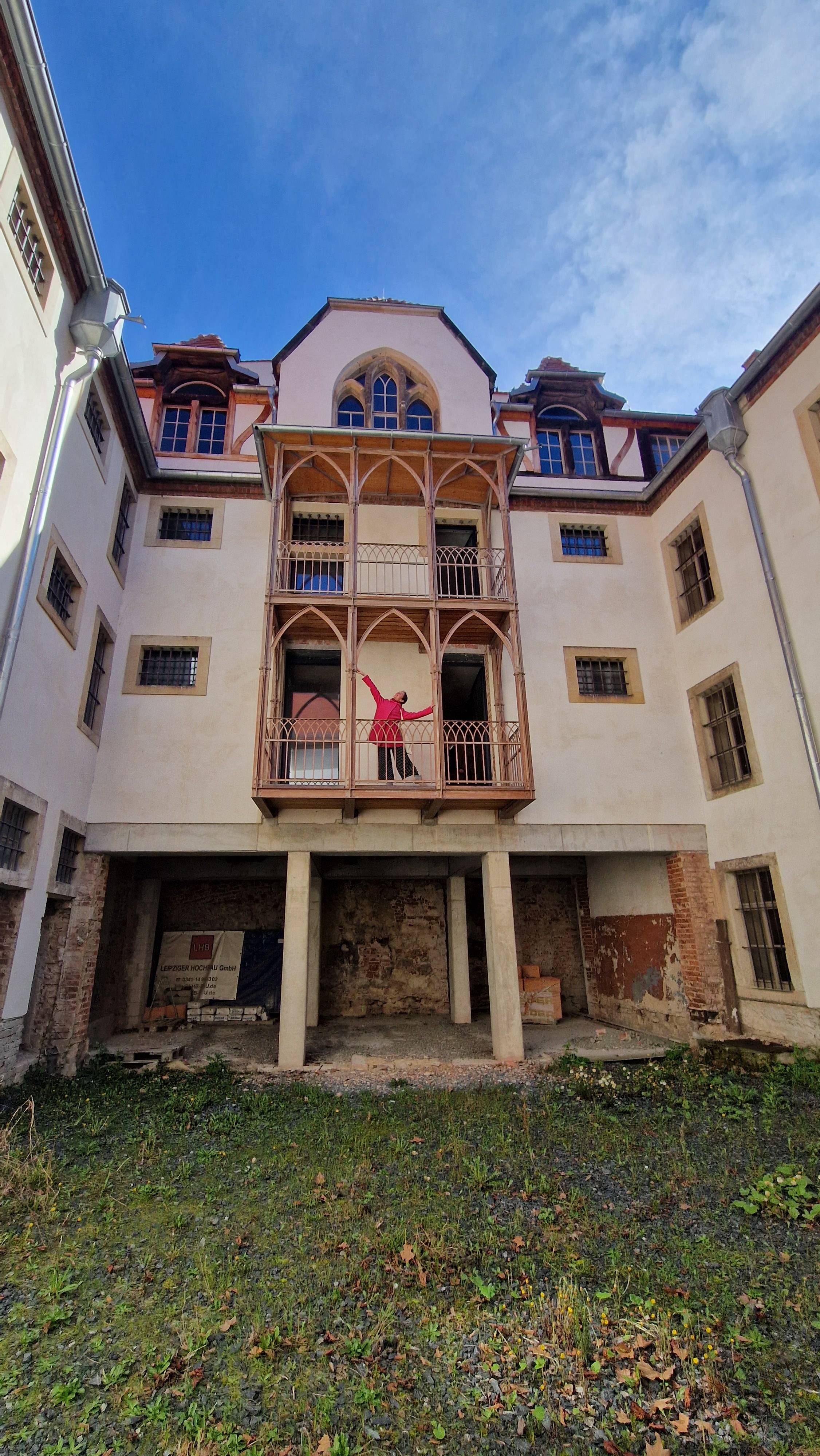 dancer in a balcony in meissen, the old prison.