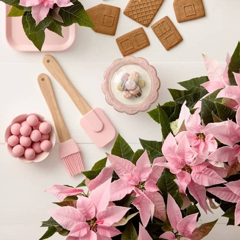 A table topped with pink flowers and cookies