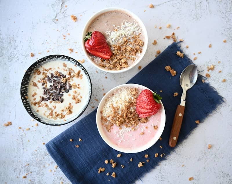 a couple of bowls of food on a table