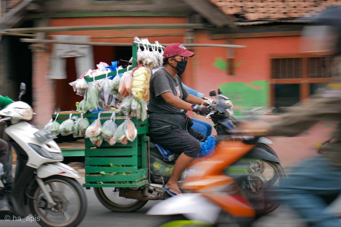 📸POTRET KEHIDUPAN JALANAN DIMASA PSBB
.
Ternyata masih banyak diantara kita yang belum beruntung untuk merasakan nikmatnya #dirumahaja . Hal ini ditandai dengan masih padatnya jalan raya oleh mereka yang mesti mencari nafkah dikondisi seperti ini demi keluarganya.
.
.
.
Hei, sadarlah kawan. Kita yang diberi nikmat bisa #dirumahaja seharusnya bersyukur dan mematuhinya. Kapan lagi dengan rebahan bisa menyelamatkan #indonesia dari badai #covid19 ini. Ingat diliuar sana masih banyak yang tidak seberuntung kalian. Bersabarlah dan banyak berdo’a agar tuhan segera mengangkat wabah ini dari indonesia...
.
.
.
📸 : Lumix G85 + kit lens
.
Tag (abaikan)
@kopiireng.id @fokus.smaawh @lumixindonesia #psbb #covid #kopiireng_ #rebahan #photography #streetphotography #human #latepost #lfl #f4f #lumix #light #lightroom #dirumahkopiireng #kopiirengputihkanramadhan