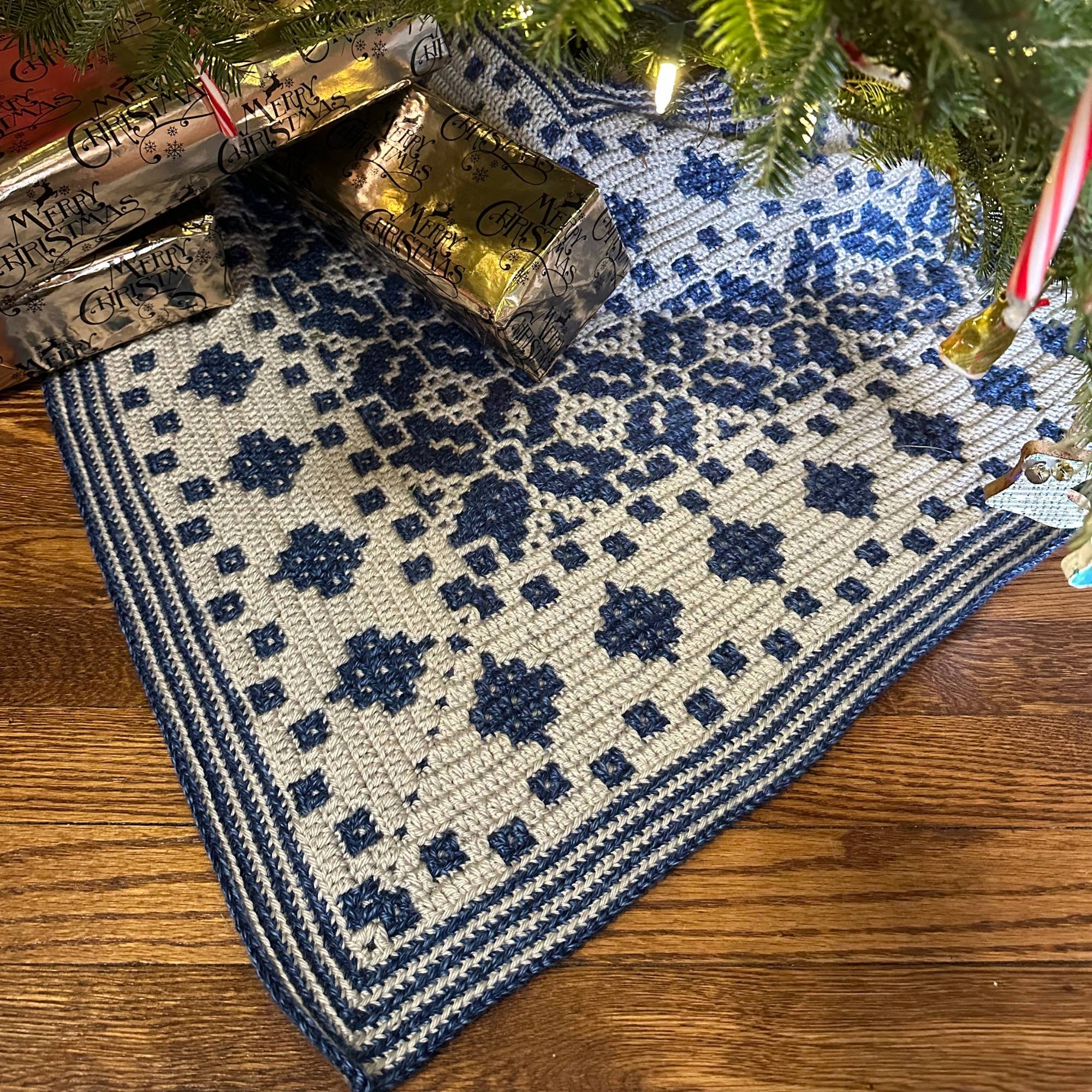 Blue and gray christmas tree skirt crochet pattern
