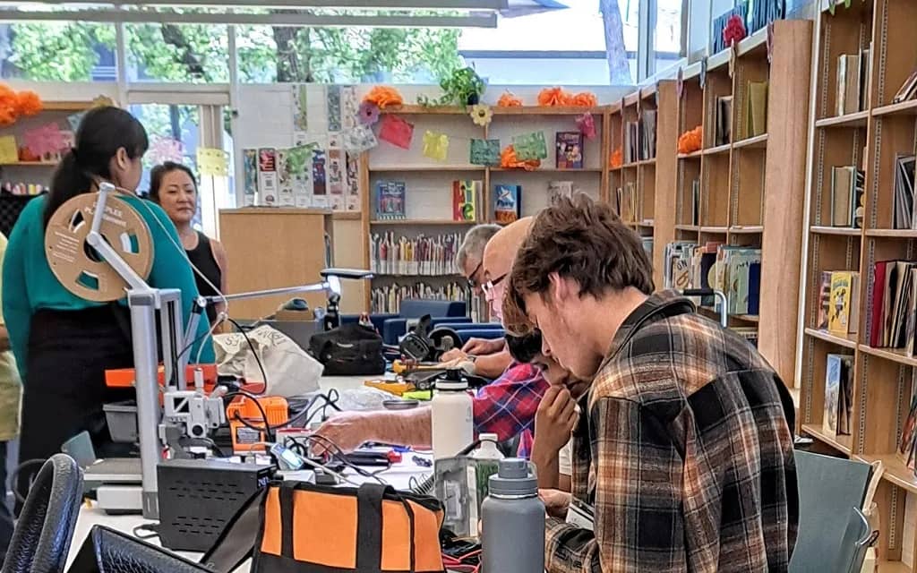 Tinkerers hard at work a Southern California Repair Café