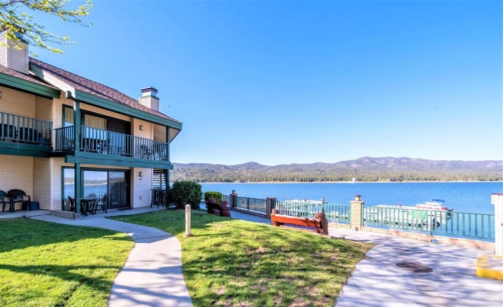 une maison avec vue sur l'eau dans l'établissement Lagonita Lodge, à Big Bear Lake