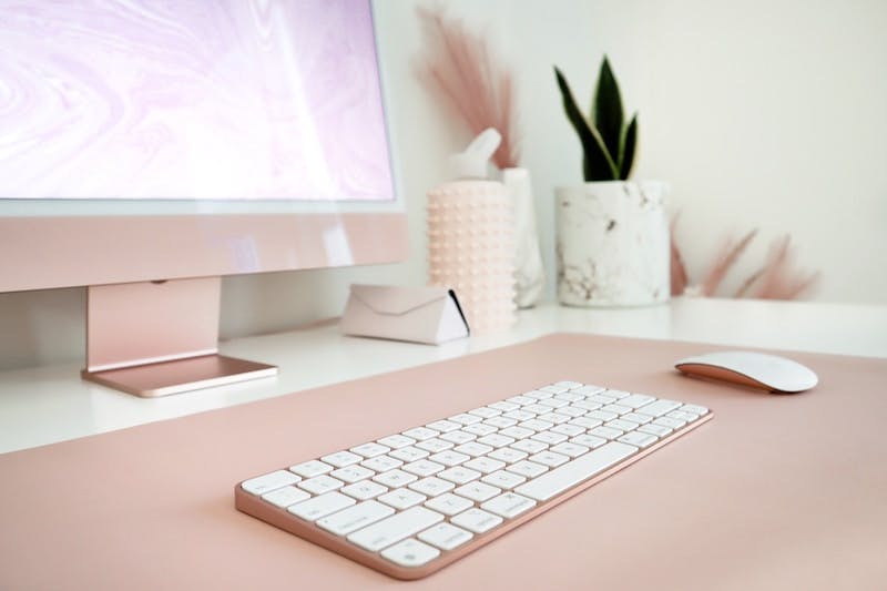 Pink iMac desk setup 💖