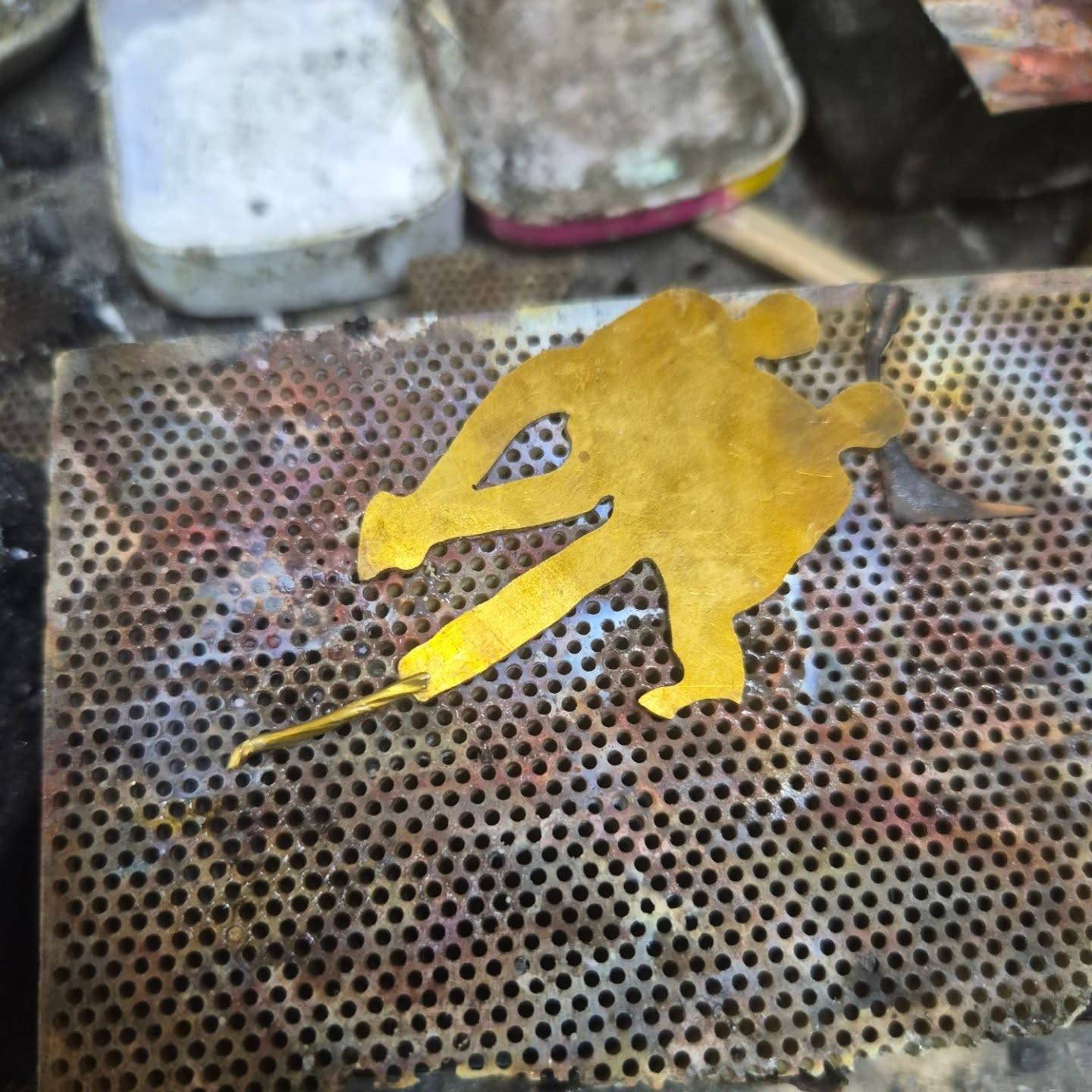 A sculpture I made last week, with a few progress photos along the way.
Hand pierced photo silhouette, carefully cut out of yellow copper. Each tiny detail is slowly revealed with my jeweller’s saw, line by line, allowing the image to emerge from solid metal.
This is not the final piece yet. It is the in between. The quiet stage where the story begins to reveal itself. Where patience matters. Where I sit and work with the metal and let it guide me to the end result.
There is something deeply satisfying about transforming a flat sheet into a story you can hold in your hands. Fire, patience and precision all playing their part. ✨

#handmade #yellowcopper #tinysculpture #storyart #bezondermade
