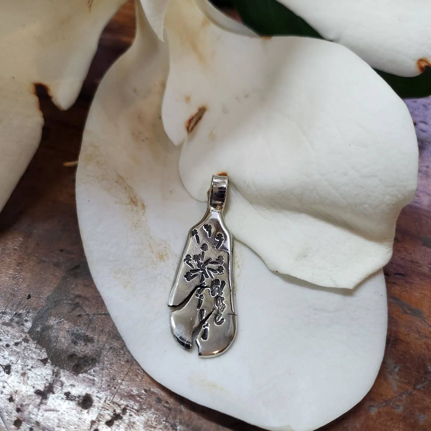 Working with metal means not everything goes according to plan. At least not for me. I love to experiment and explore, and today’s prompt for Day 3 of March Meet the Maker – Trial & Error feels like a big part of what Bezonder is all about: finding something special and unique while working, and never stopping learning.

Through experimenting, adjusting and trying again and again, pieces slowly start to take shape. Many of my techniques for working with antique cutlery developed this way, learning how the metal behaves and how far it can be pushed.

And then there are the happy accidents. A spoon handle cracked while rolling, which is exactly what happened with this pendant. It was one of the pieces I showcased at my open studio, and Marijke saw it there and fell in love with it immediately. She ended up taking it home with her.

Antique cutlery can be unpredictable, but sometimes that moment becomes part of the design and opens the door to a completely new idea.

My primary school art teacher always said, “We don’t make mistakes, just happy little accidents.” That has stayed with me through every piece I make.

Trial and error is part of the creative journey.
If you are a maker, artist, designer or creative joining March Meet the Maker, I would love to see your take on today’s prompt. Tag me so I can follow along.

@marchmeetthemaker

#marchmeetthemaker2026
#metalworker
#uniquejewellery
#march2026
#design2026