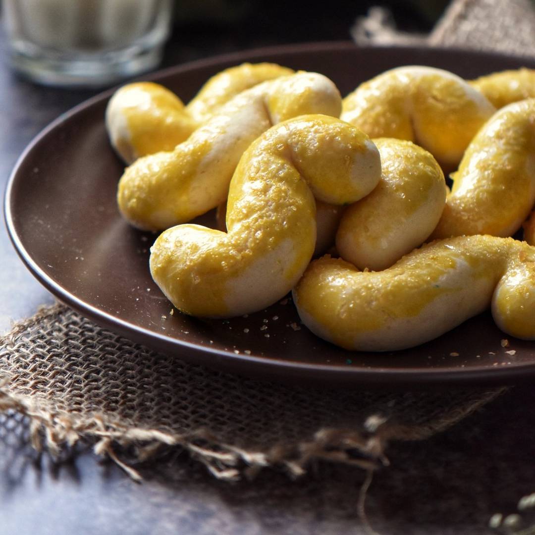 Italian S cookies on a plate.
