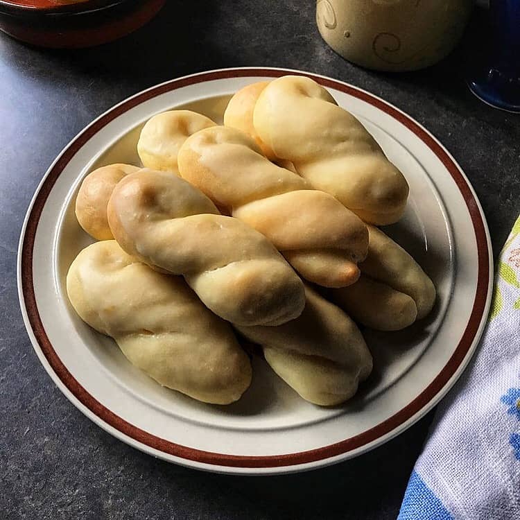 A plate of lemon cookies.