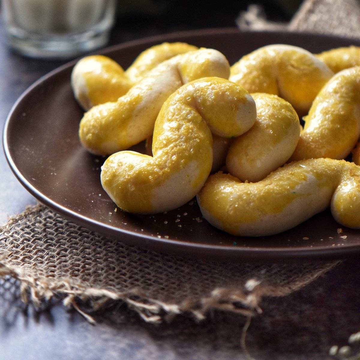 Italian S cookies on a plate.