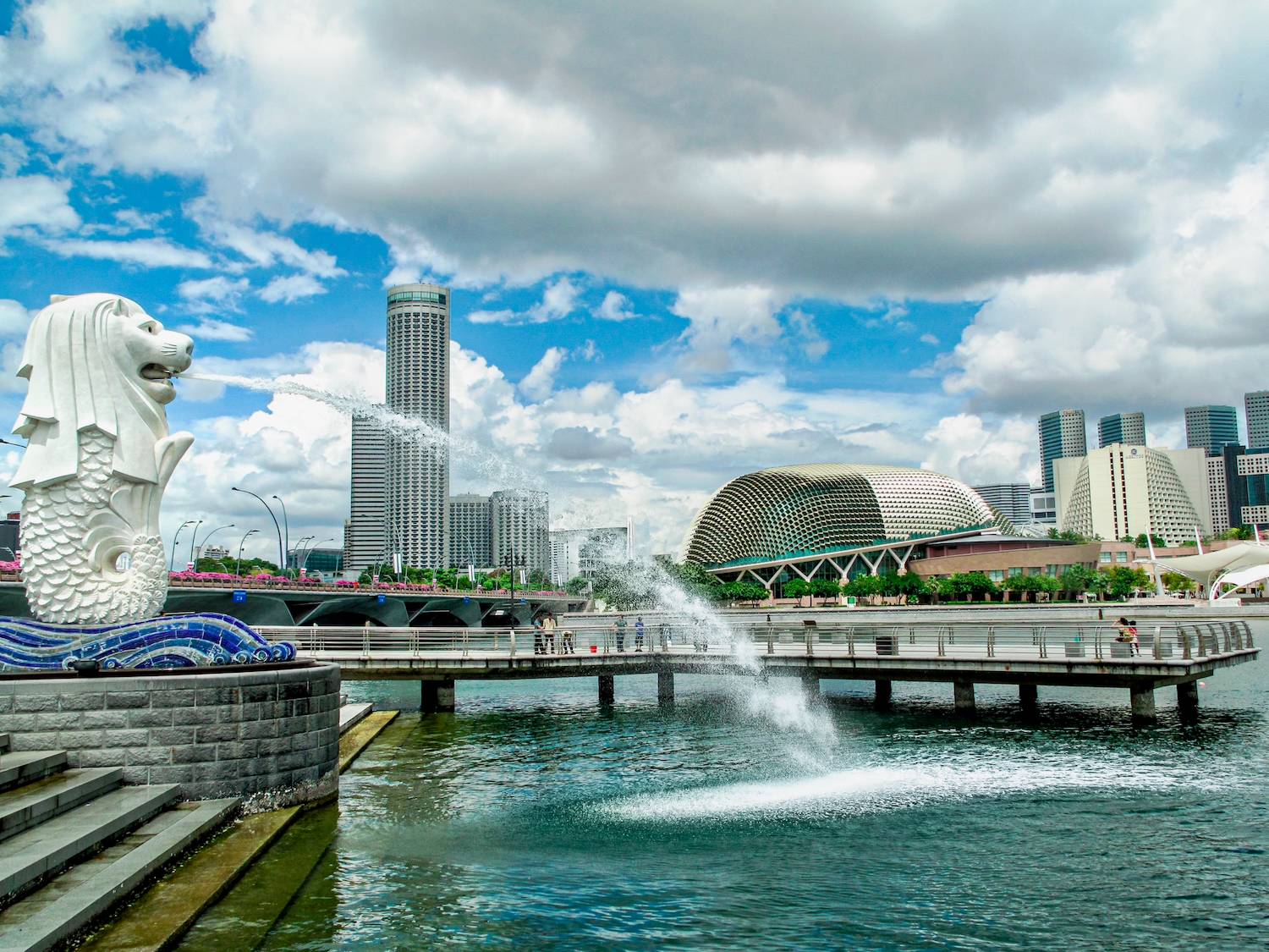 Fountain of a mythical creature with the head of a lion and the body of a fish, the Merlion is a symbol of Singapore