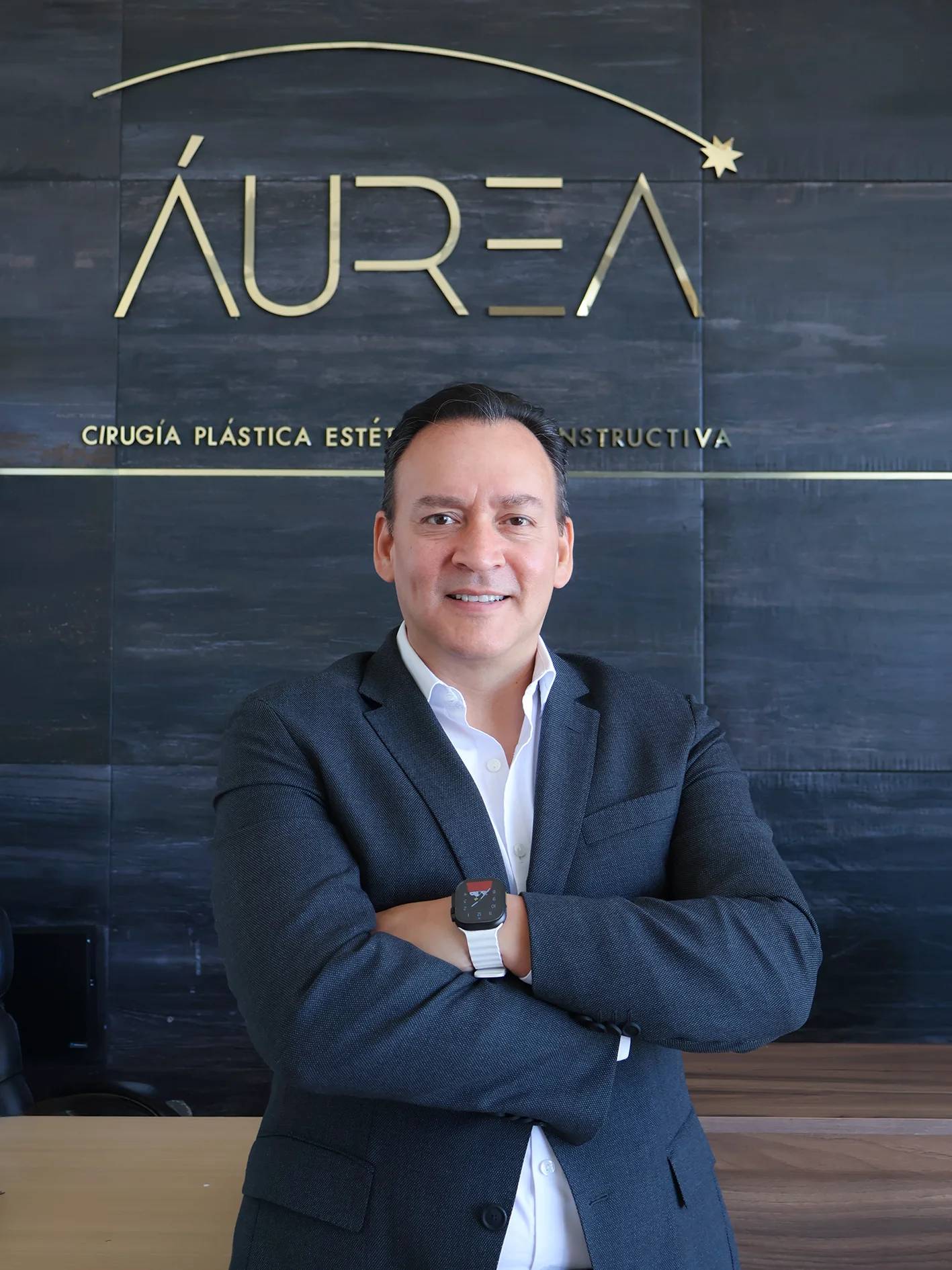 Dr. Octavio González, cirujano plástico certificado, durante una consulta médica