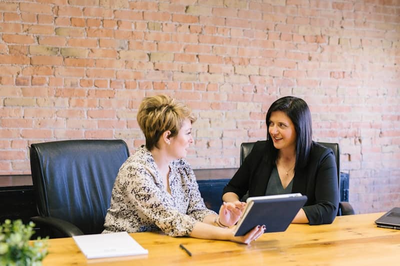 employer and employee discussing the wage non-payment issue