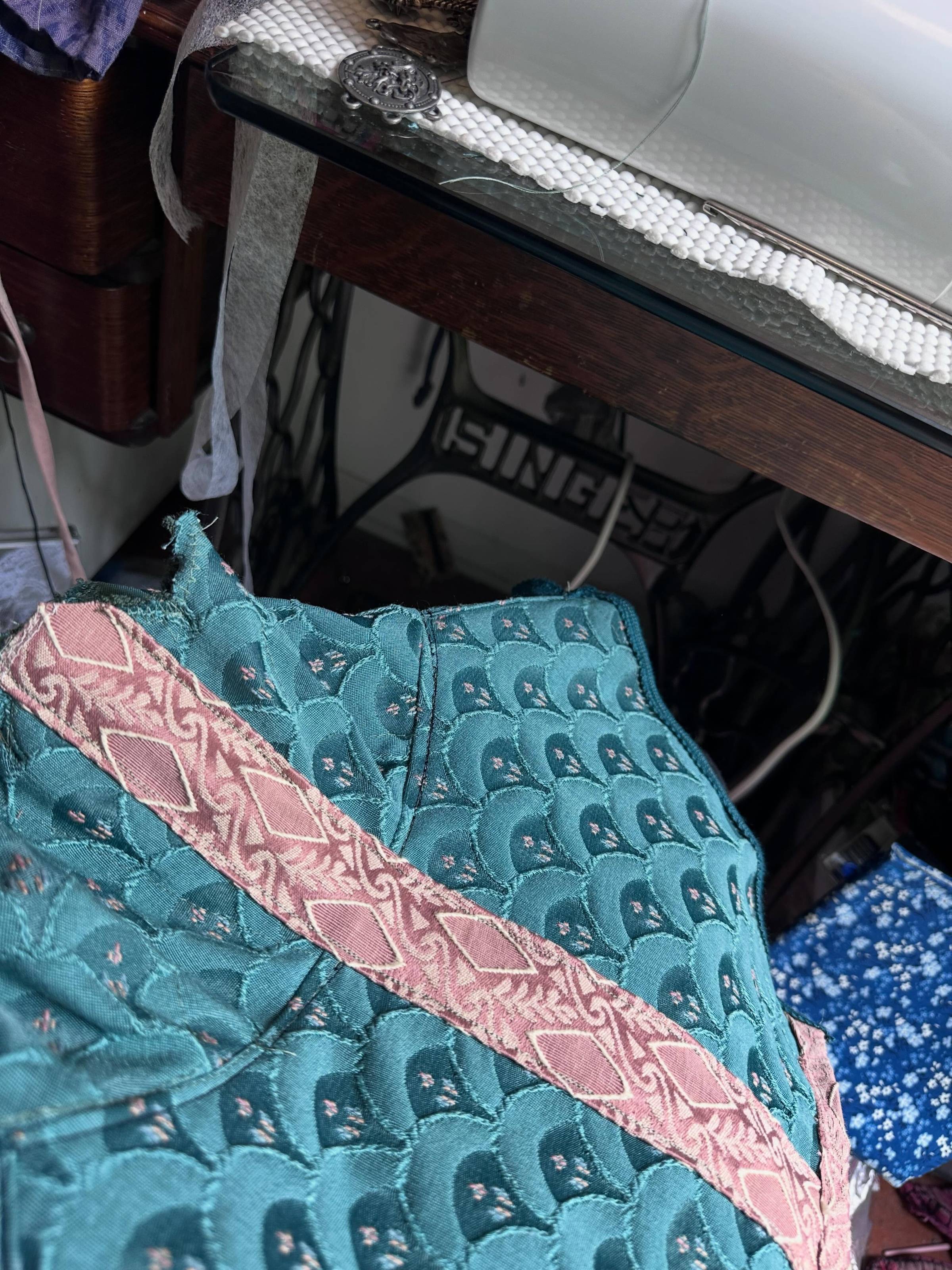 Swipe alllllllll the way to the last two pics to see the genius concept from @stellajoy_reworked - I was super inspired and ripped up my elven tunic concept to make one myself. This is SUCH a clever and flattering pattern, so all respect to the elite cloak-maker!
The finished cloak is coming to #lunarfaire today & more pics to come!