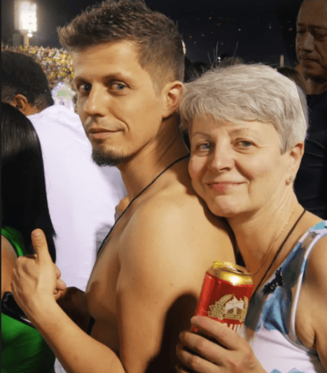 Martin und seine Mutter 4beim Karneval in Rio Uhr nachts 
