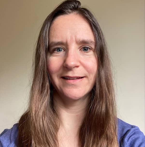 Anna Mills' headshot