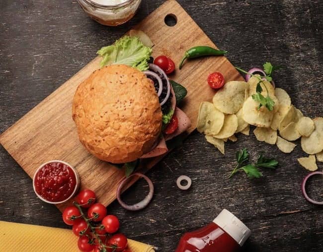 burger on board beside ketchip