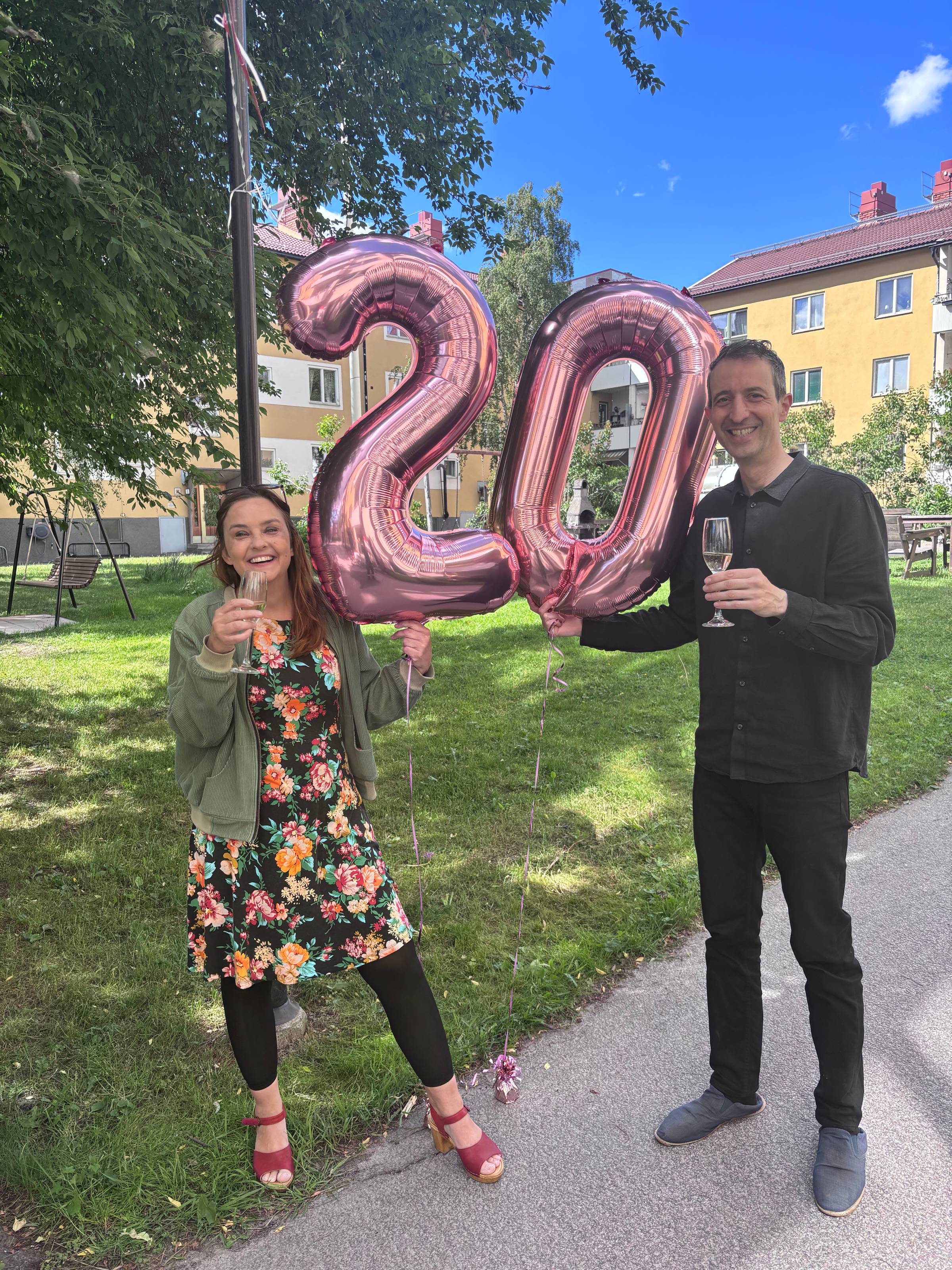 Bild på Maria och David med 20 års ballonger