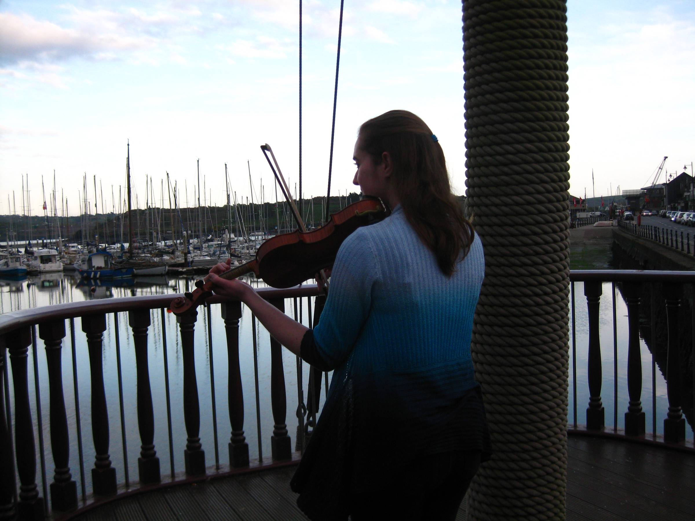 Hannah playing her fiddle at the Harbor front in Kinsale