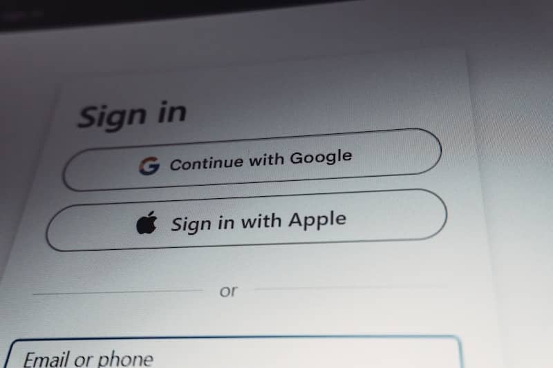 Sign in options with google and apple accounts.