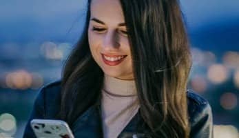 Young woman smiling because she's using MYNDIFY