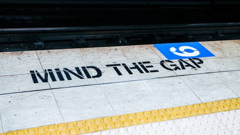 Mind the gap warning on a subway platform.