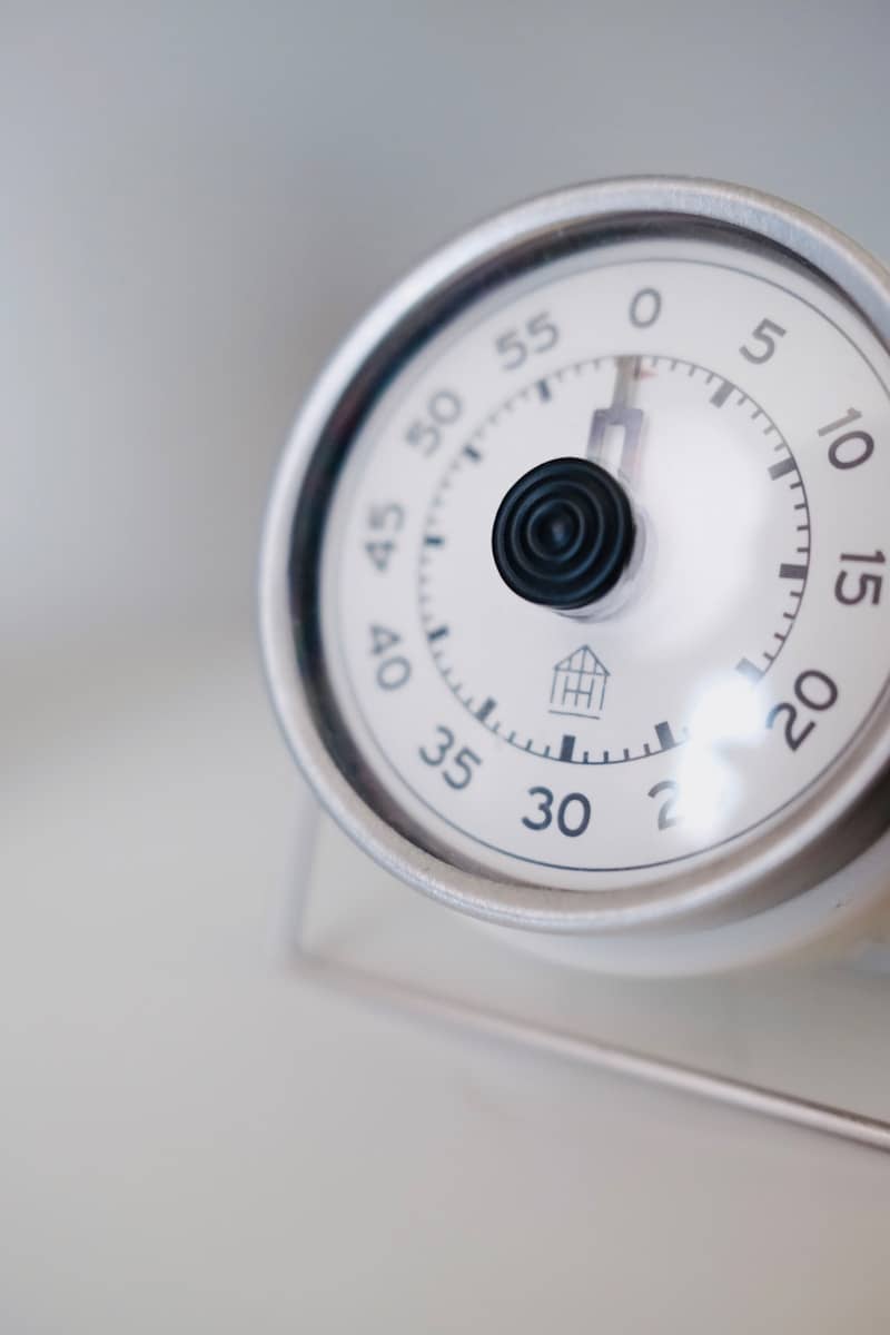 A kitchen timer is set to zero minutes.