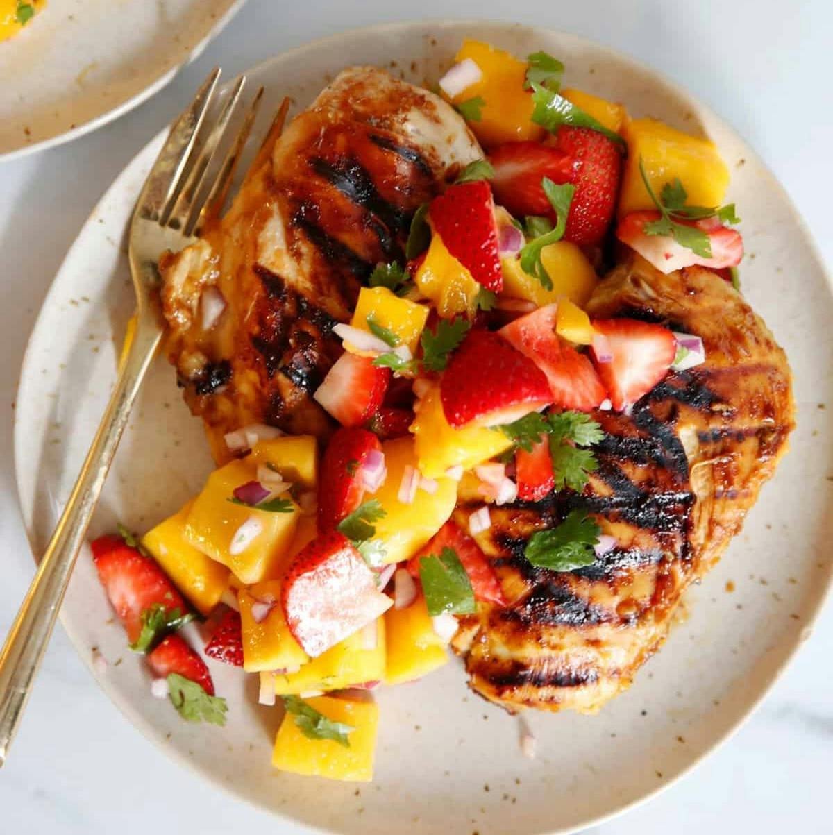 https://lexiscleankitchen.com/grilled-mango-chicken-with-strawberry-mango-salsa/