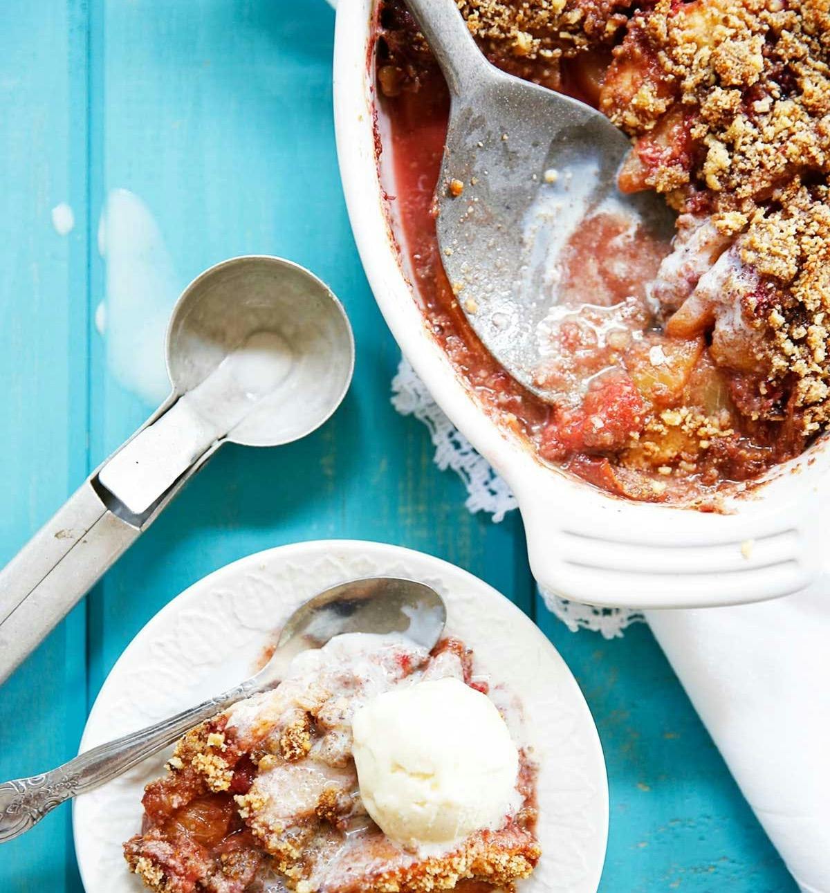 https://lexiscleankitchen.com/raspberry-peach-crumble/