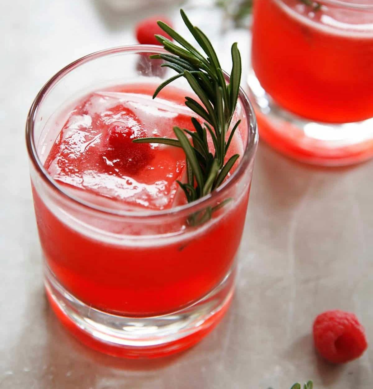 https://lexiscleankitchen.com/raspberry-gin-cocktail/