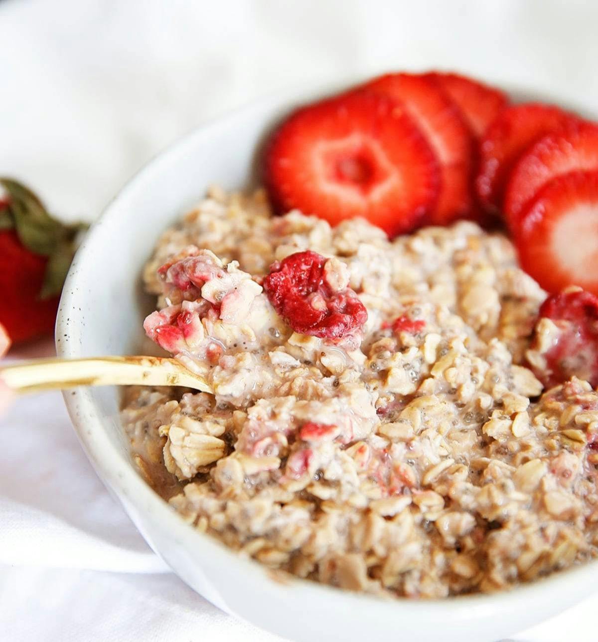 https://lexiscleankitchen.com/strawberry-cream-overnight-oats/