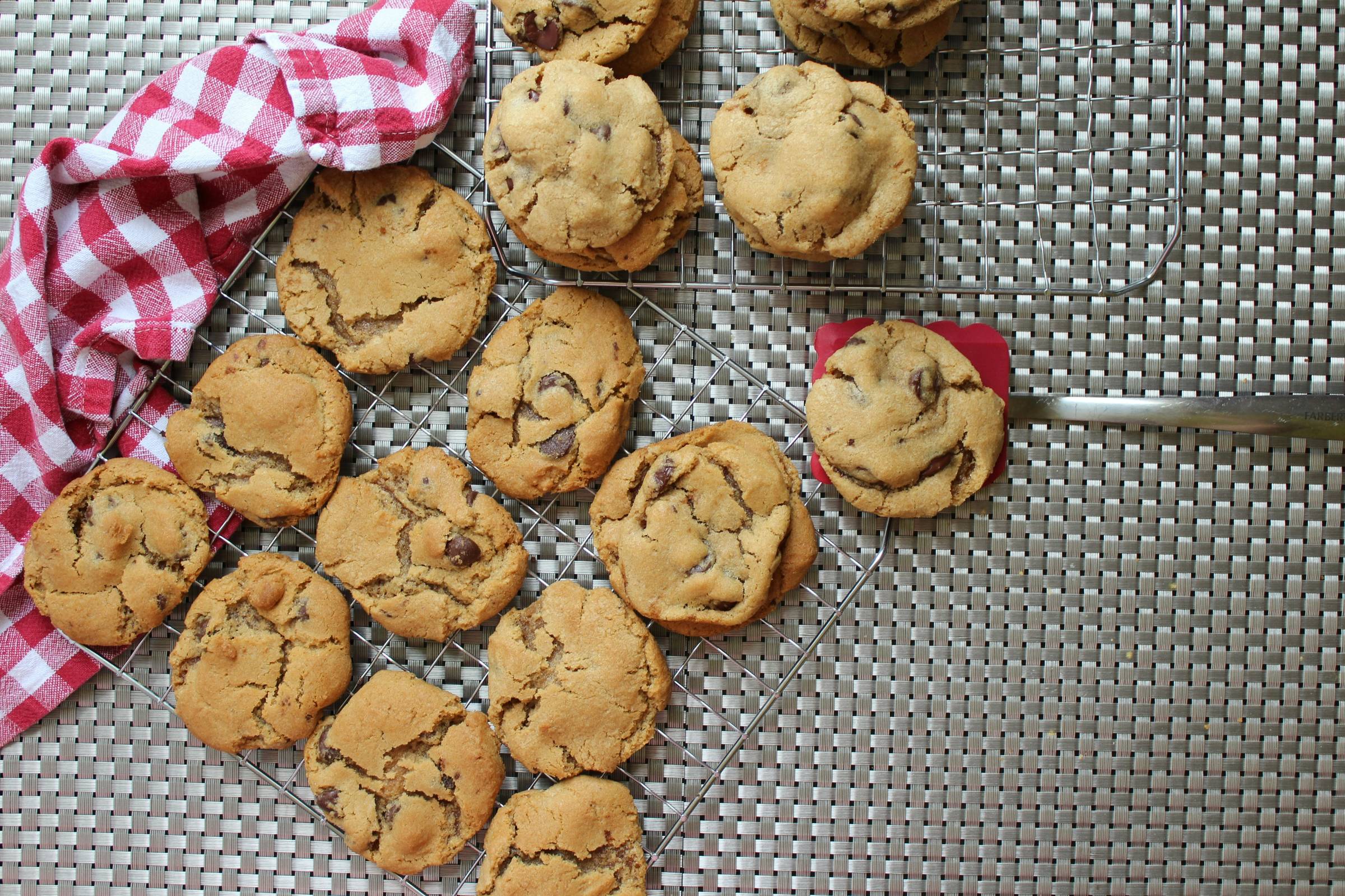 cookies on wire wrack Photo by Lisa Hanly on Unsplash