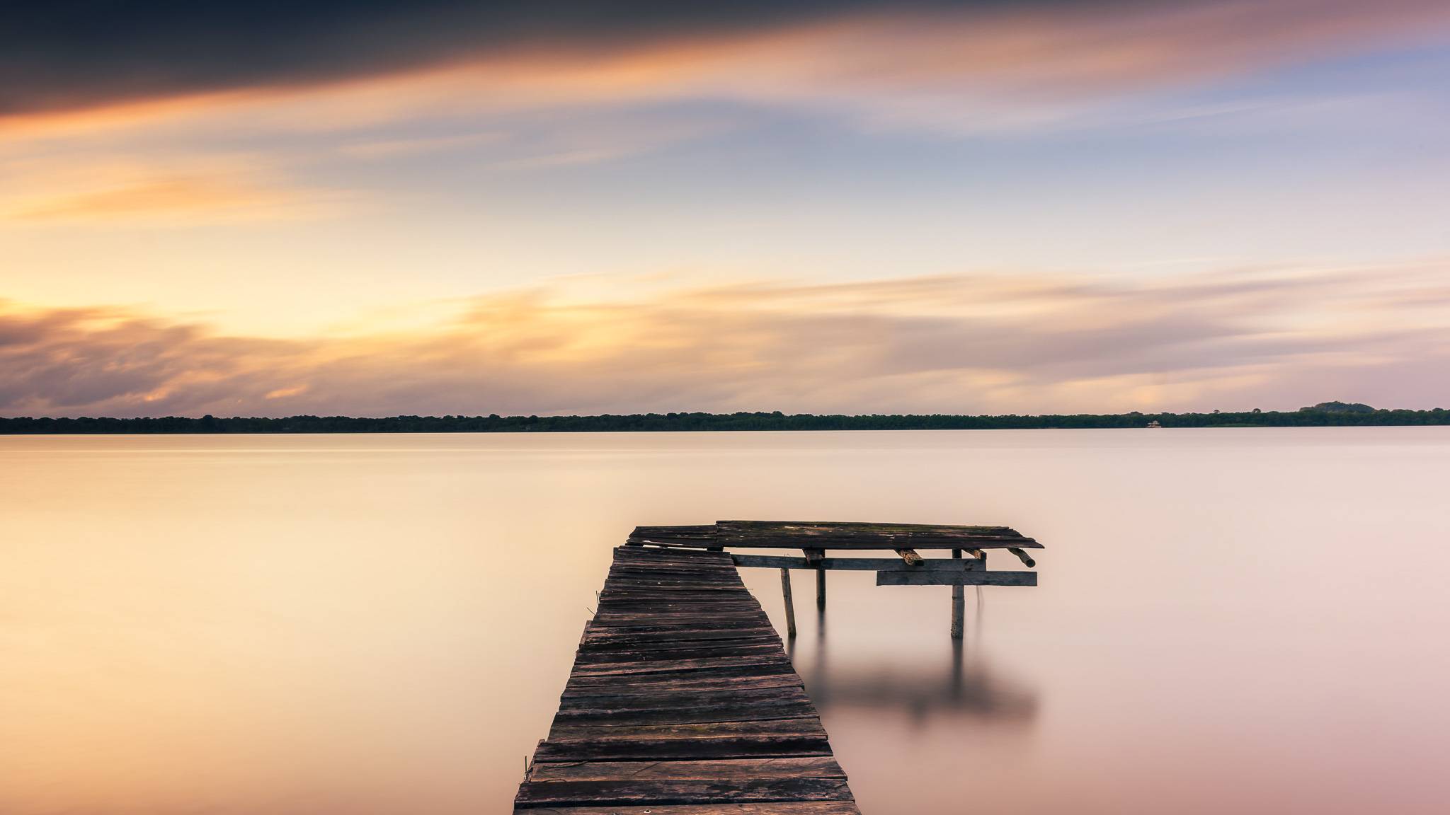 um pier em cananéia no nascer do sol na expedição fotográfica com ale rodrigues