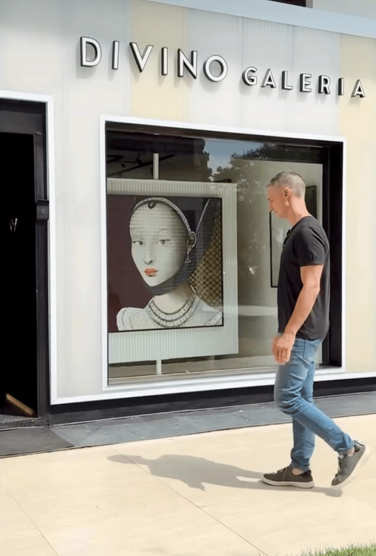 Ale Rodrigues caminhando na entrada da Galeria Divino