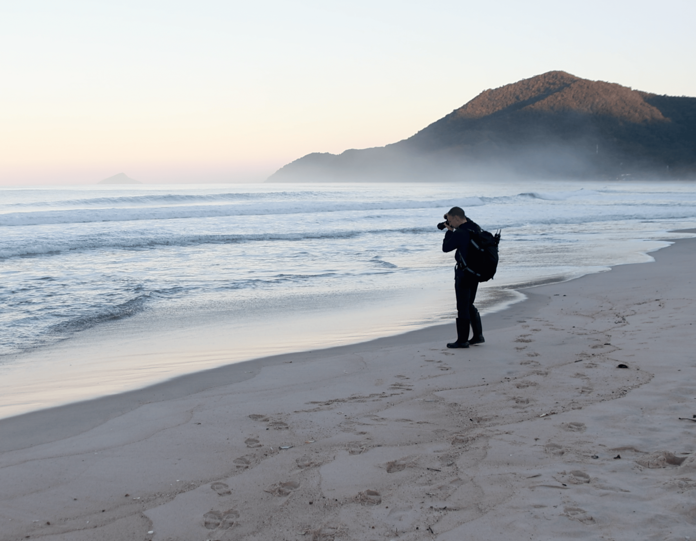 Ale Rodrigues fotografando na praia