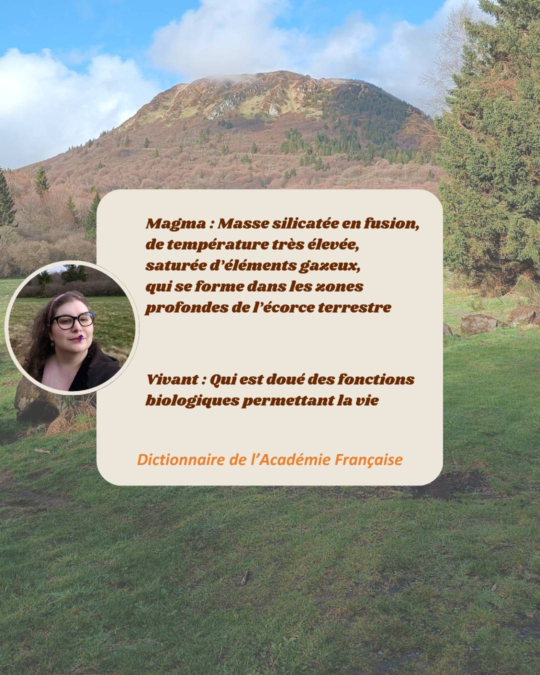 Photo du puy de Dôme devant lequel une pancarte donne la définition de Magma et la définition de Vivant selon le dictionnaire de l'Académie Française