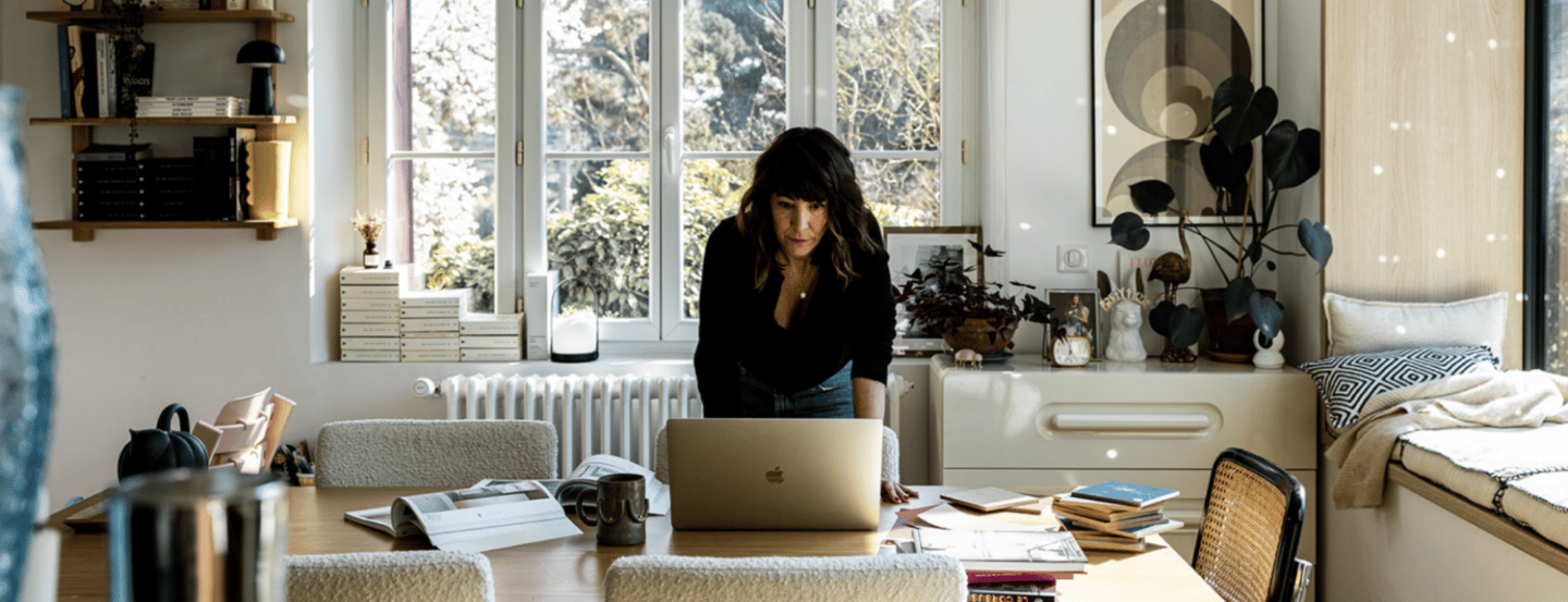 Femme architecte qui prépare un devis