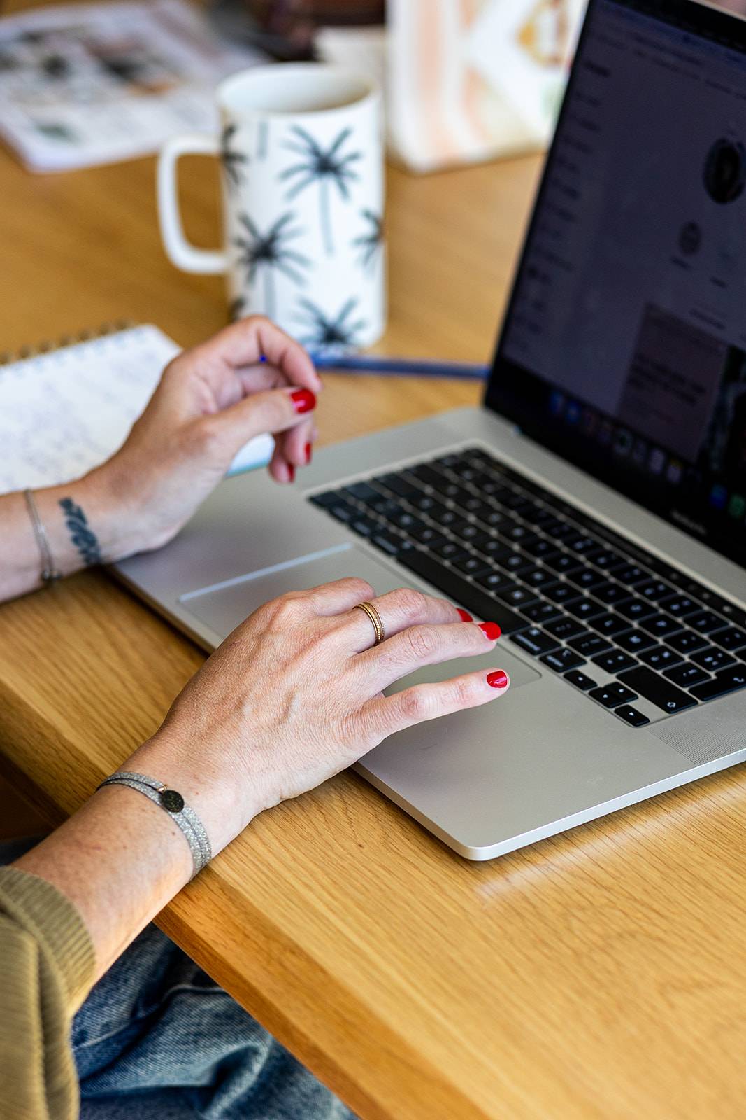 Détail d’une main tapant sur un clavier d’ordinateur, évoquant le travail de fond, la préparation et le passage à l’action avant la nouvelle année.