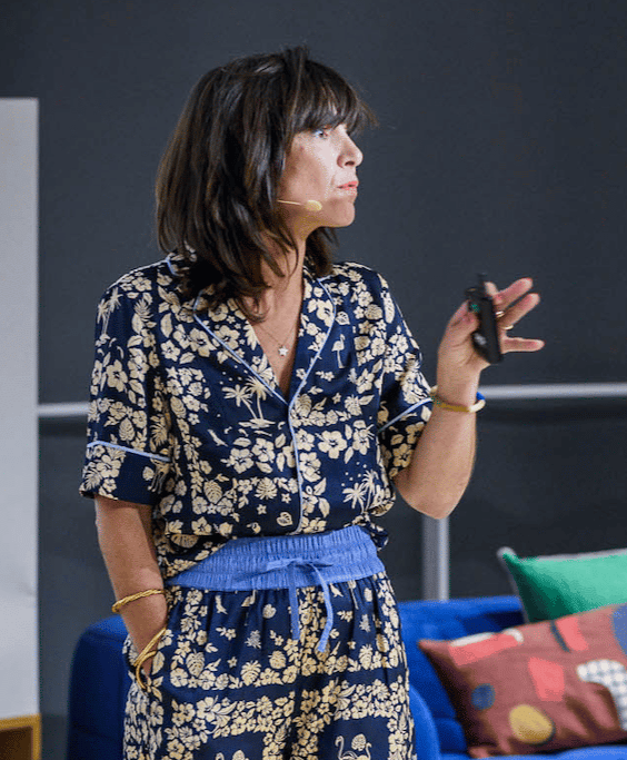 Jessica Venancio, une mentore business pour architectes d'intérieur et décorateurs.trices qui donne des conseils en conférences