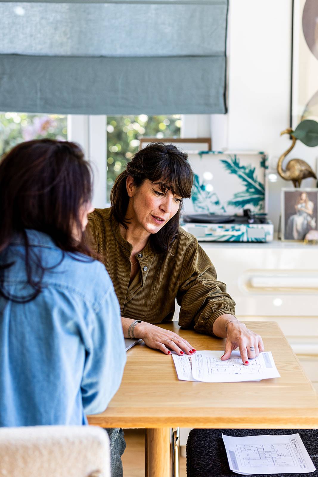 Architecte d’intérieur accompagnant une cliente lors d’un rendez-vous professionnel pour cadrer un projet et structurer les prestations.