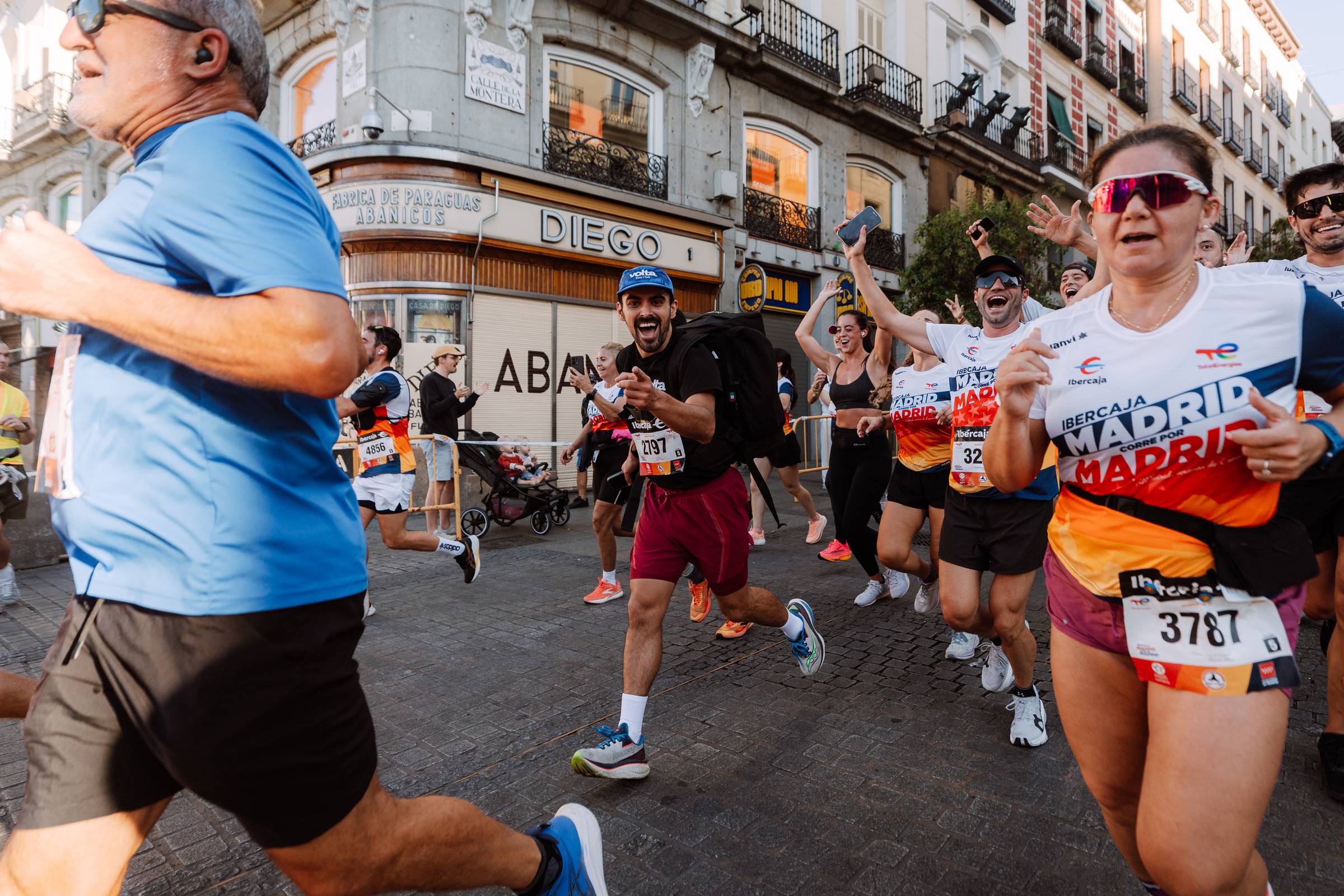 Volta Run Club cheering on runners at Madrid Corre por Madrid.