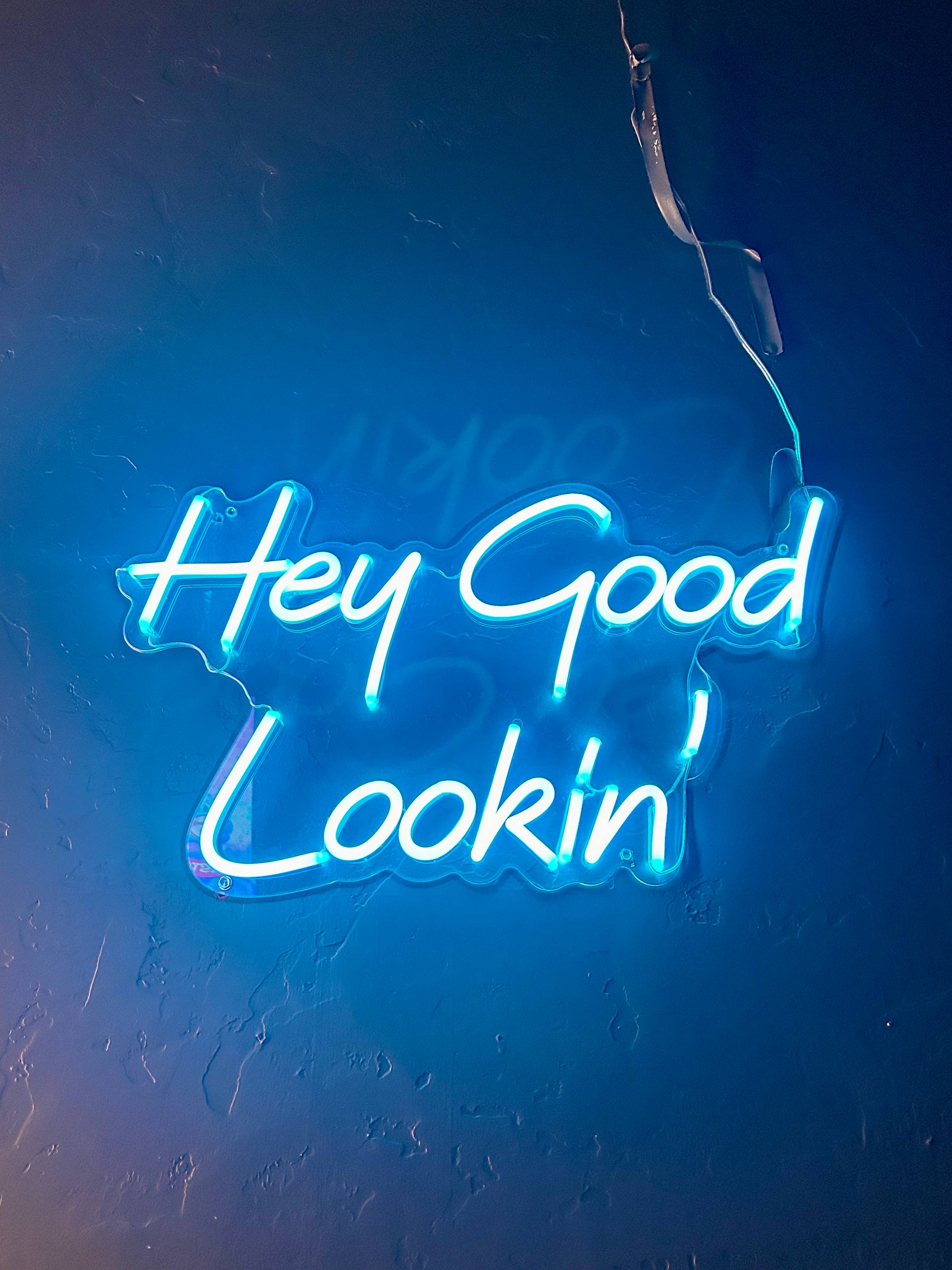 Neon sign that says "hey good lookin'"
