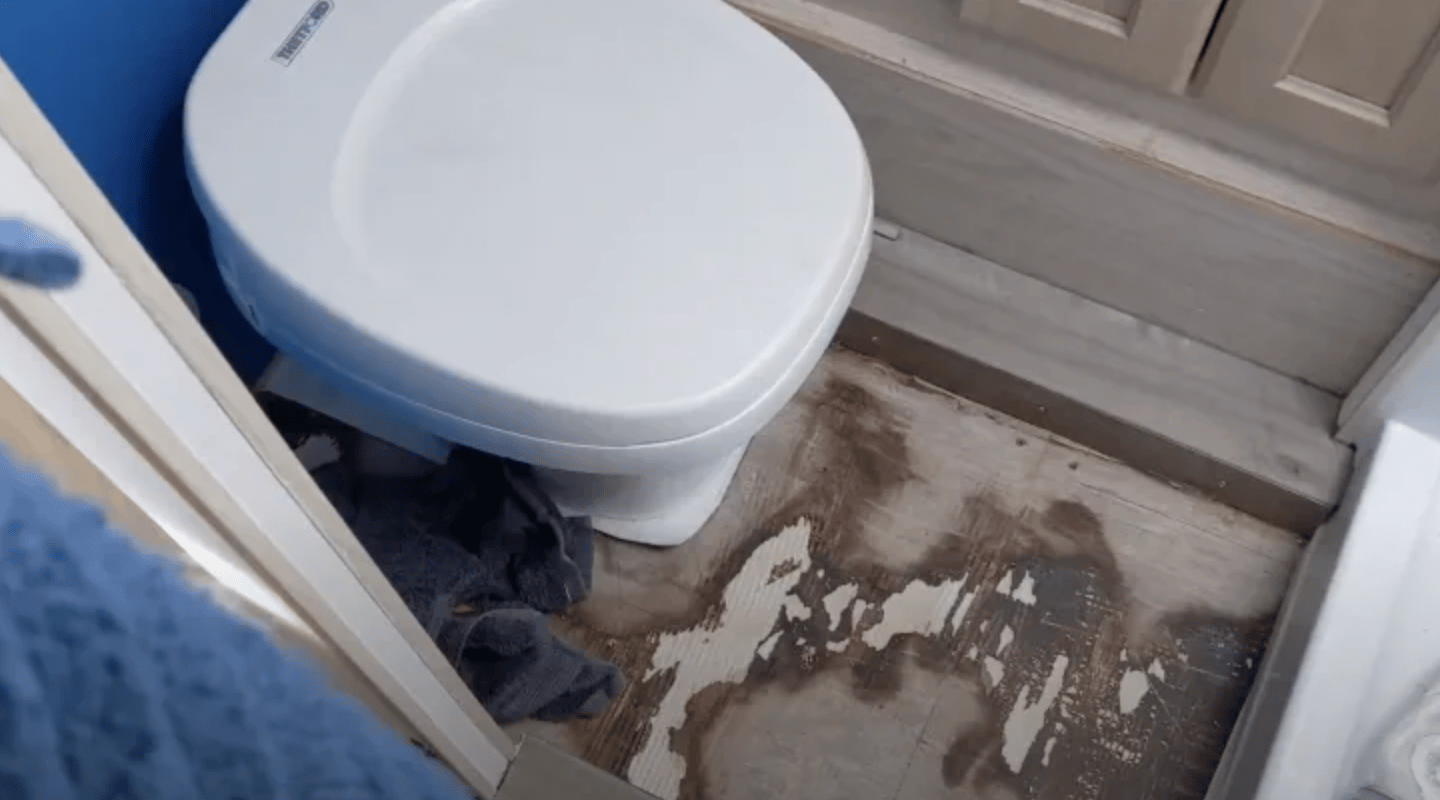 😫 Why Is My RV Toilet Leaking?! Mortons on the Move